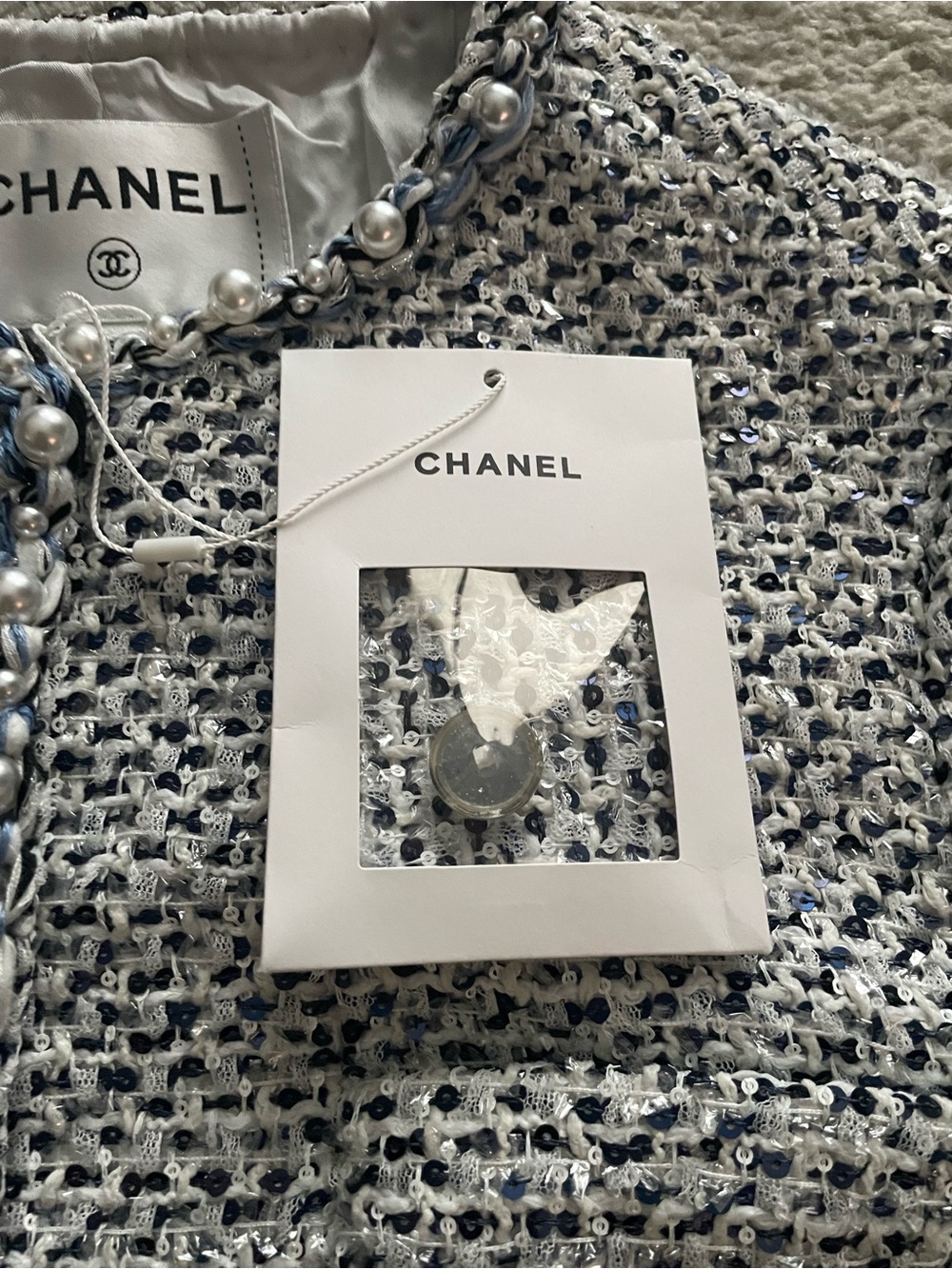CHANEL Light Gray Bouclé Tweed Jacket with Braided Trim - Picture 3 of 9
